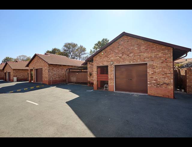 3 BEDROOM TOWNHOUSE FOR SALE IN HALFWAY GARDENS